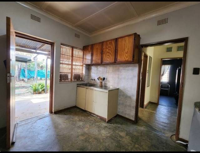 2 BEDROOM FREEHOLD FOR SALE IN LEEUHOF